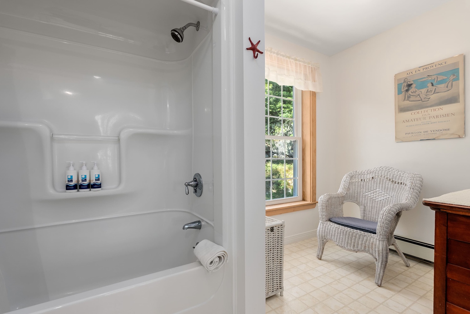 Full bathroom 3 with shower & tub combo.