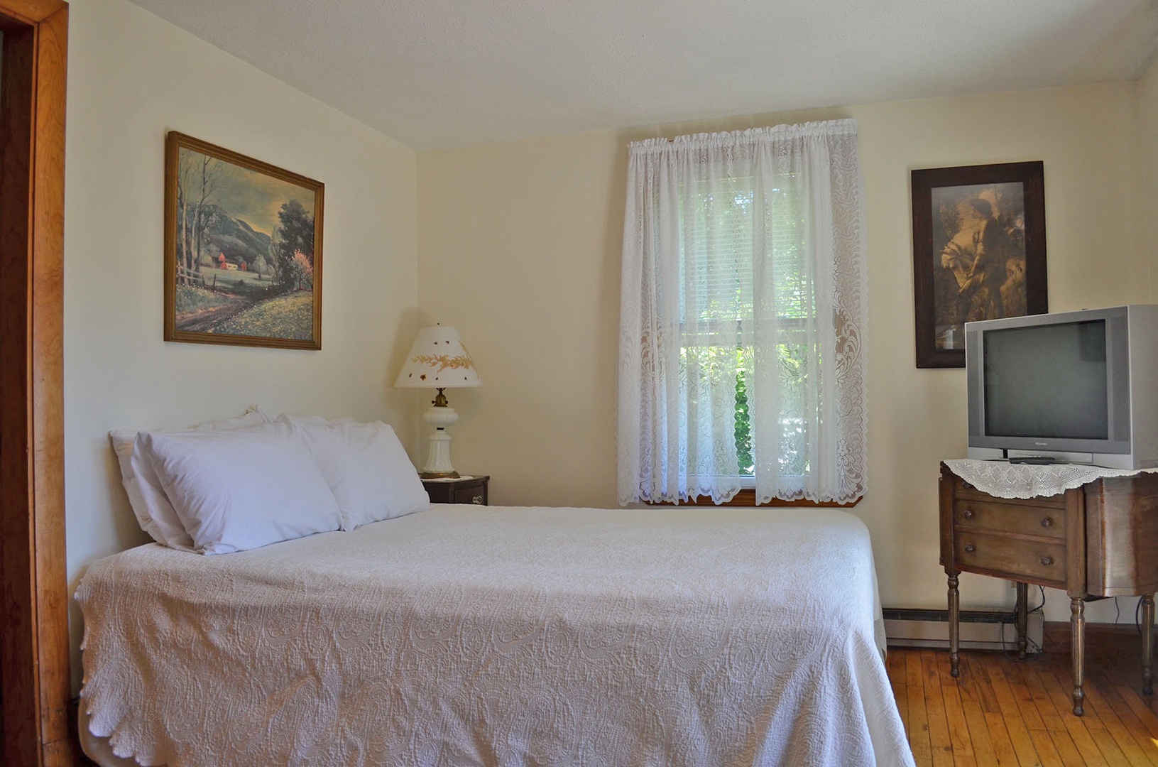 The Primary bedroom has a Queen bed and a tv.