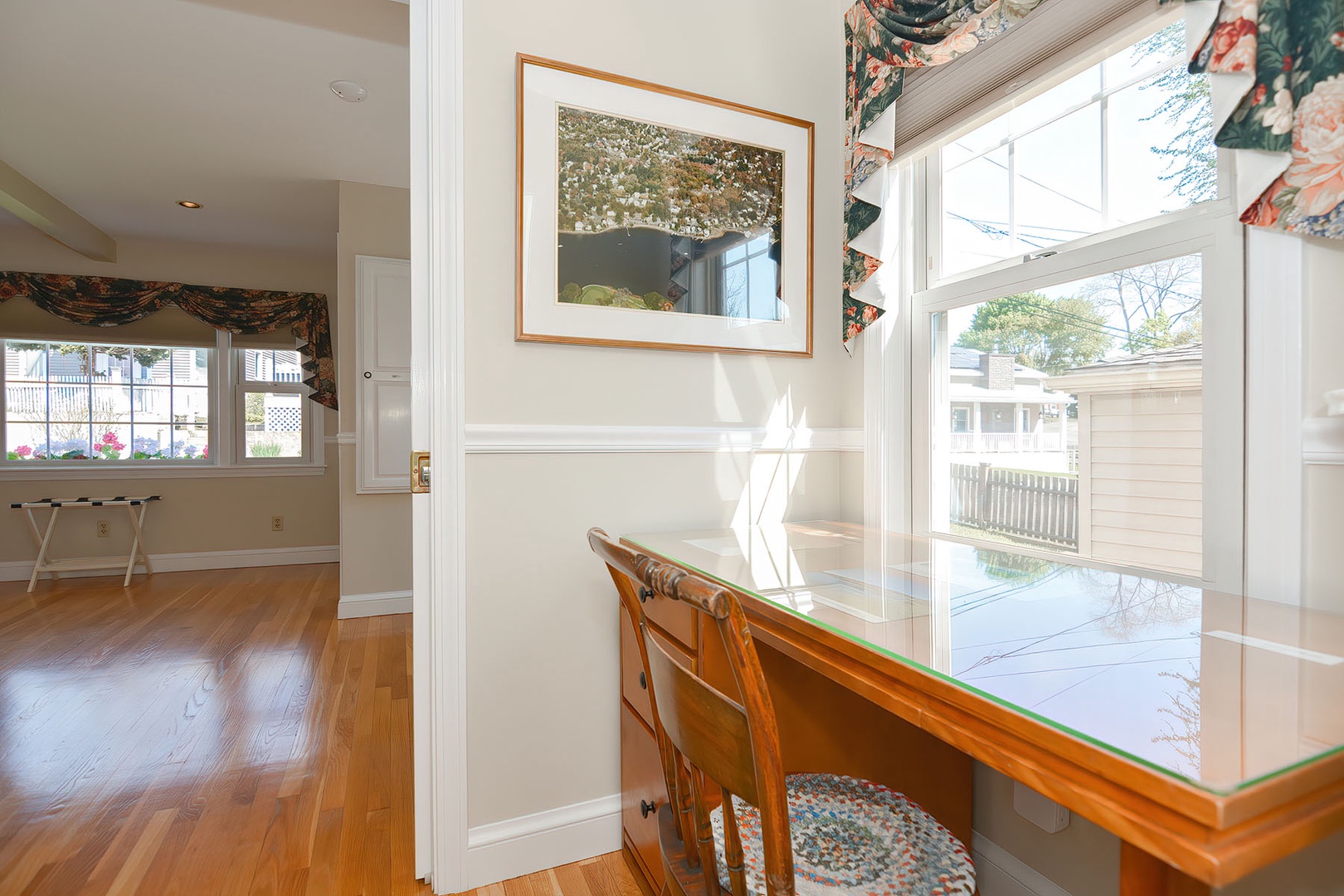 A convenient workspace for work or study.