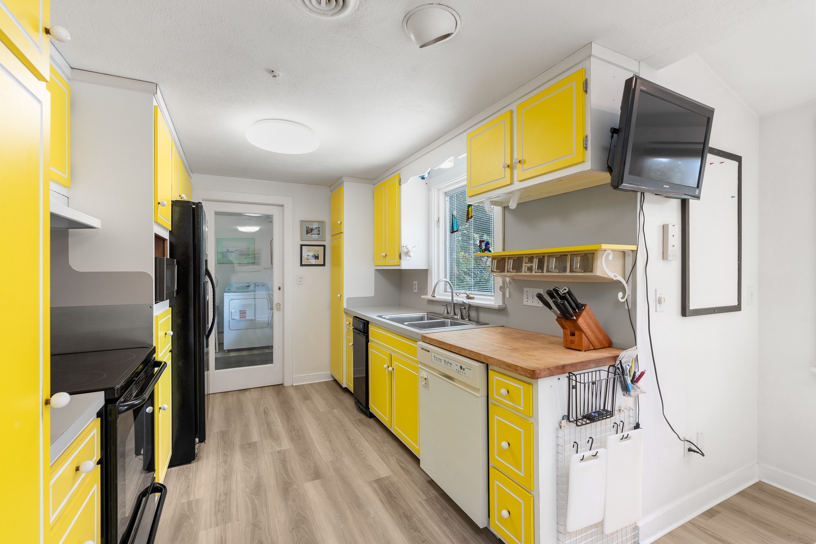 The kitchen offers plenty of room for cooking and prep.