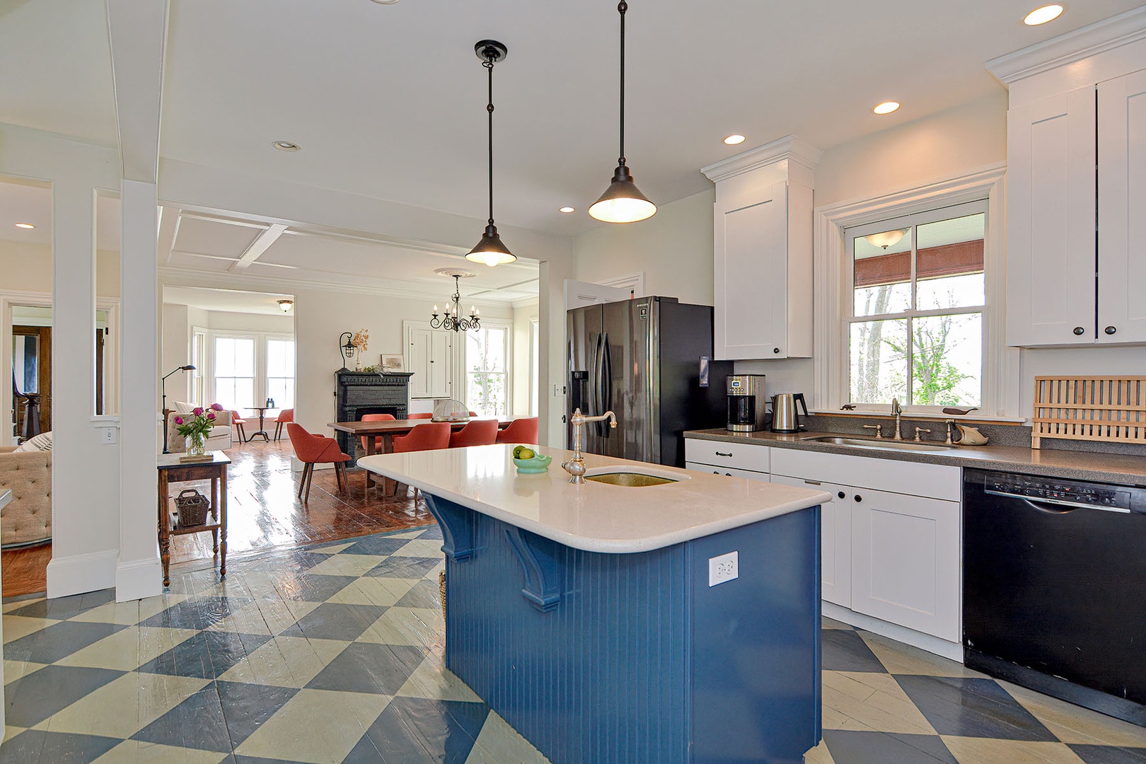 The kitchen facing to the dining room