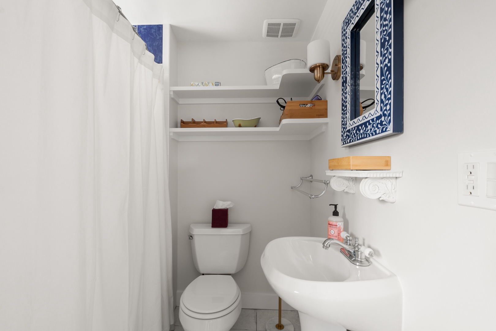 Full bathroom in the upper floor.