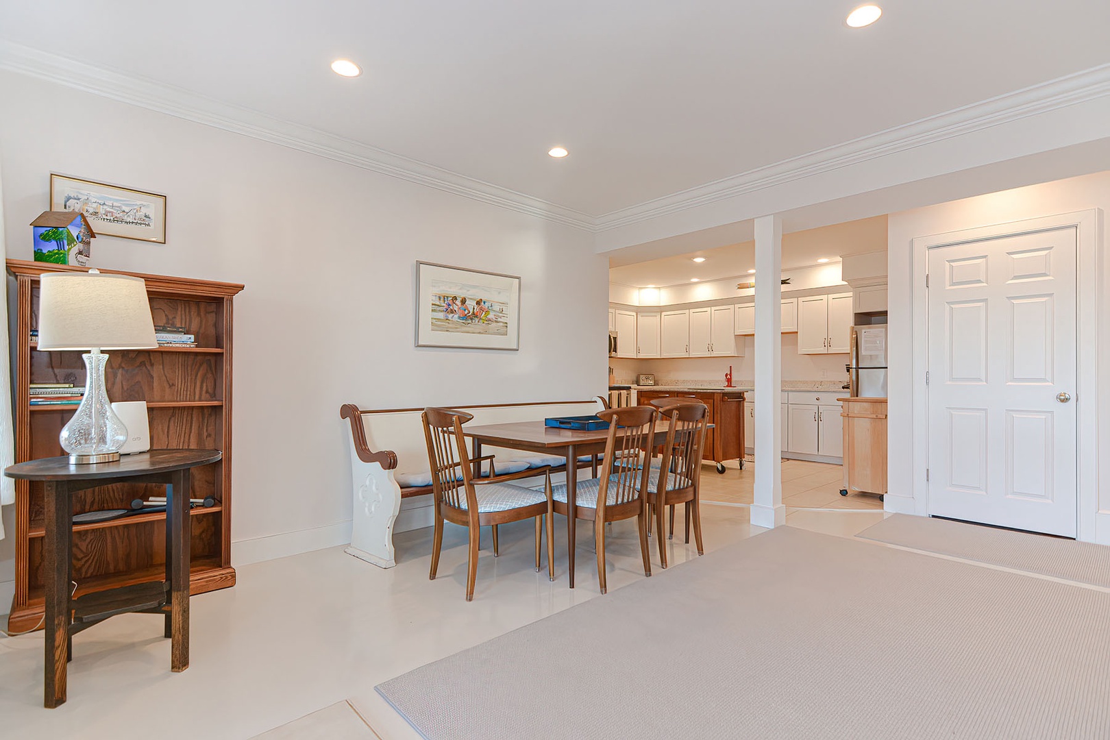 Modern dining table seats upto 7 people.