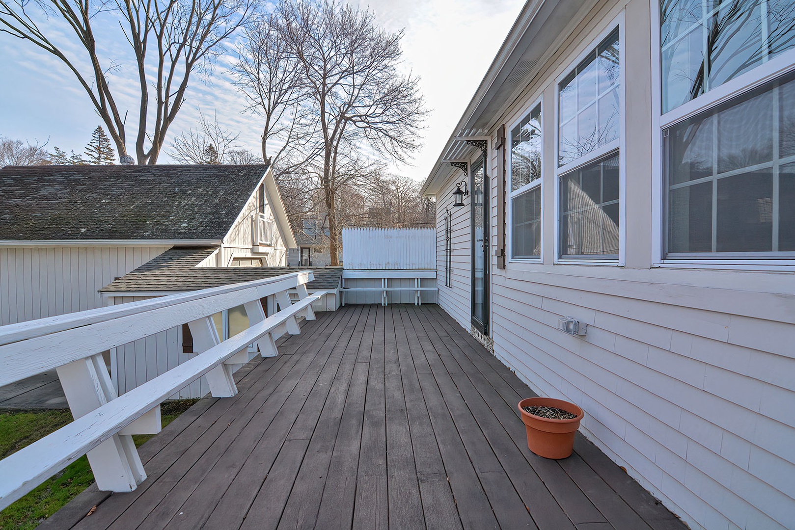 The large-sized deck has built-in benches.