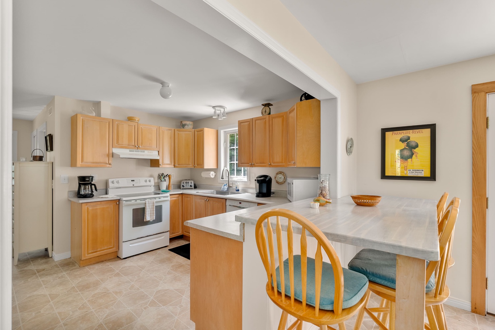 Eat-in kitchen with a breakfast bar.