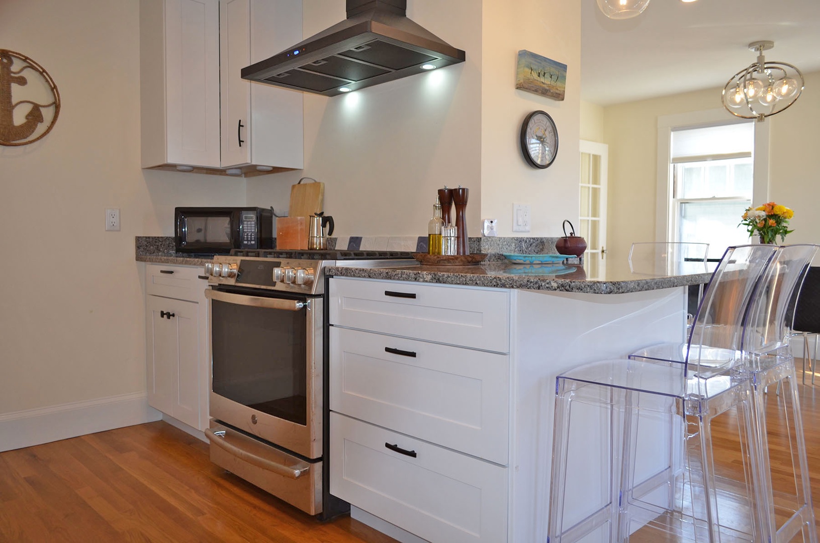 The kitchen with breakfast bar.