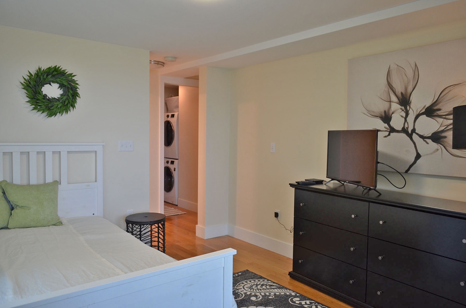 The bedroom has a Queen bed and flatscreen TV.