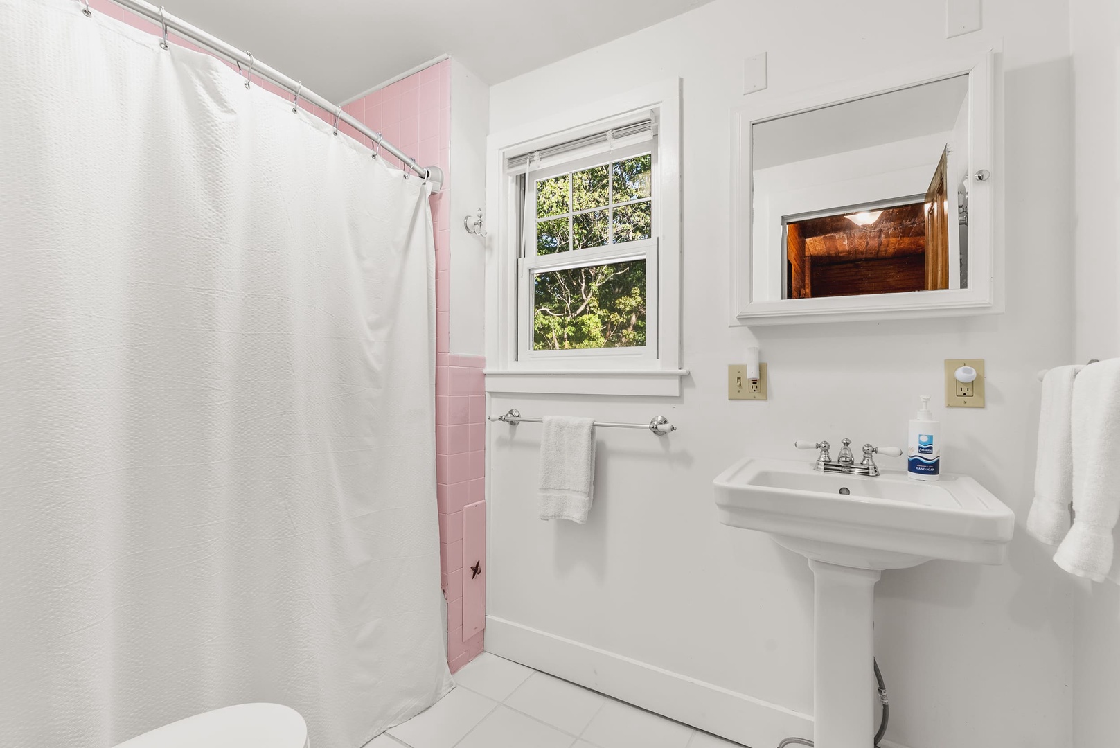 Full Bathroom with Tub