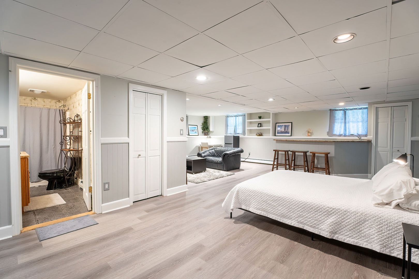 Sleeping area with a full bathroom