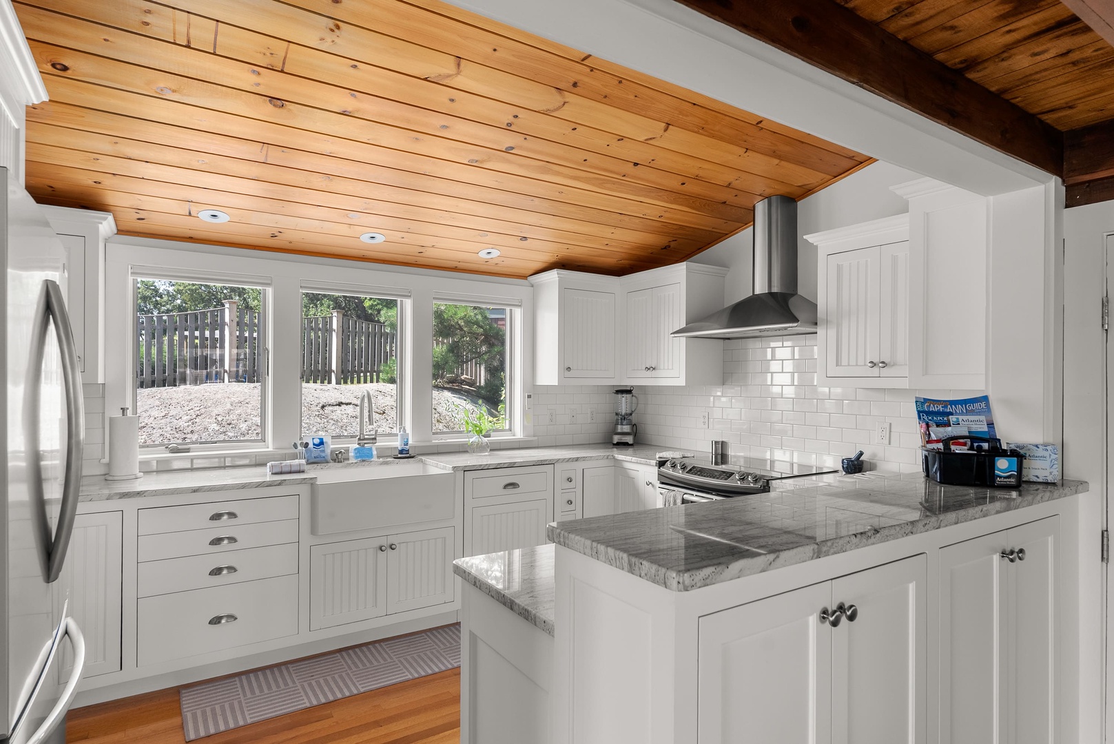 Fully equipped modern kitchen.