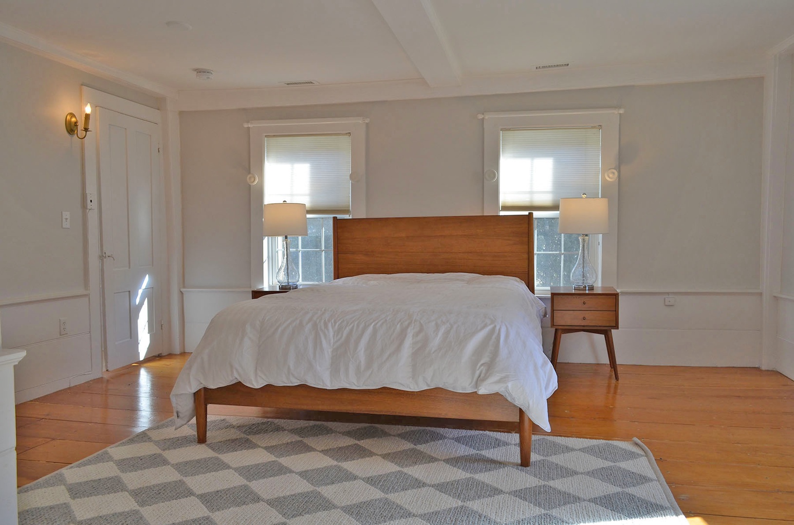 The Primary Bedroom has a Queen bed.