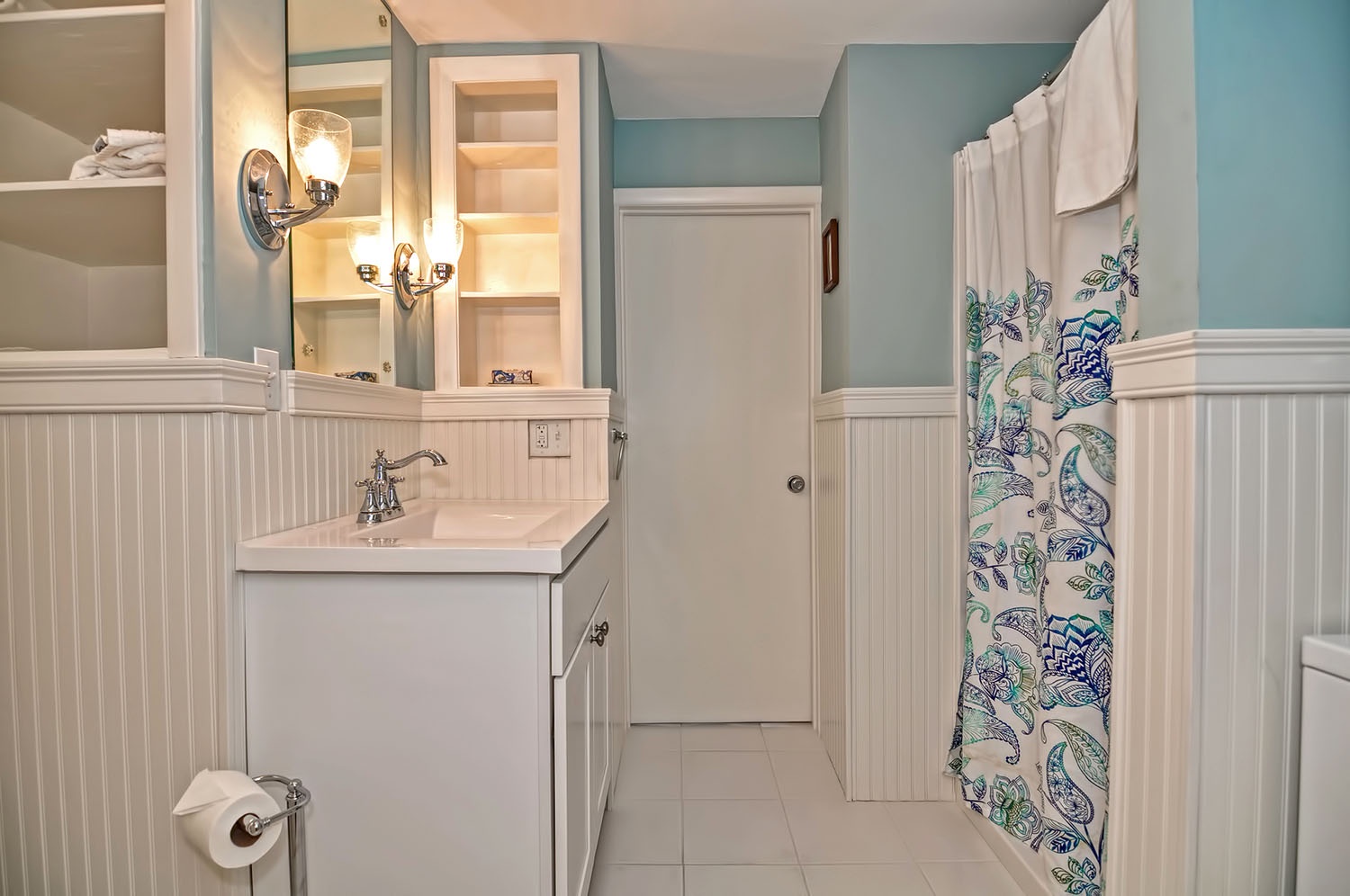 Jack-n-Jill full bath with stand-up shower.