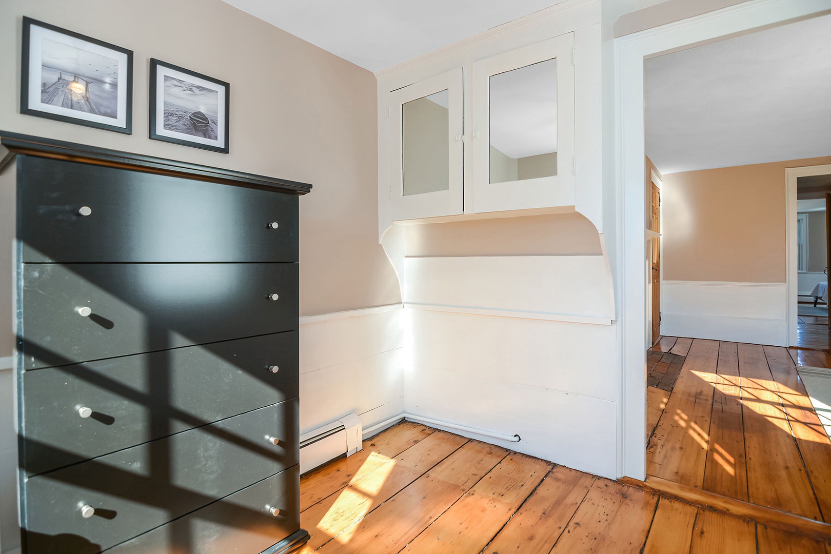 King bedroom dressing area.
