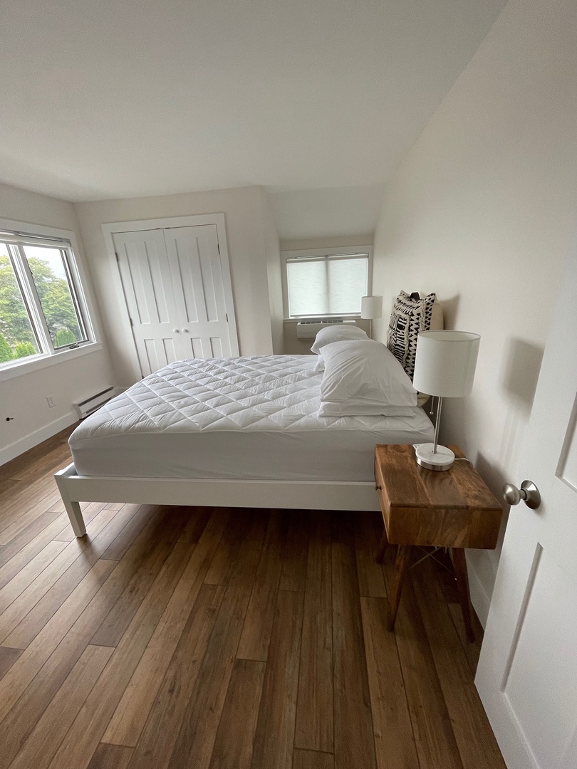 The Primary bedroom has a Queen bed.