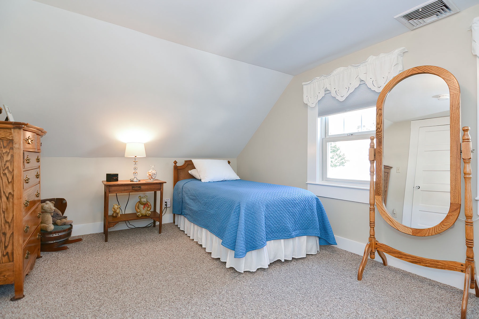 Bedroom 3 with two twin beds.