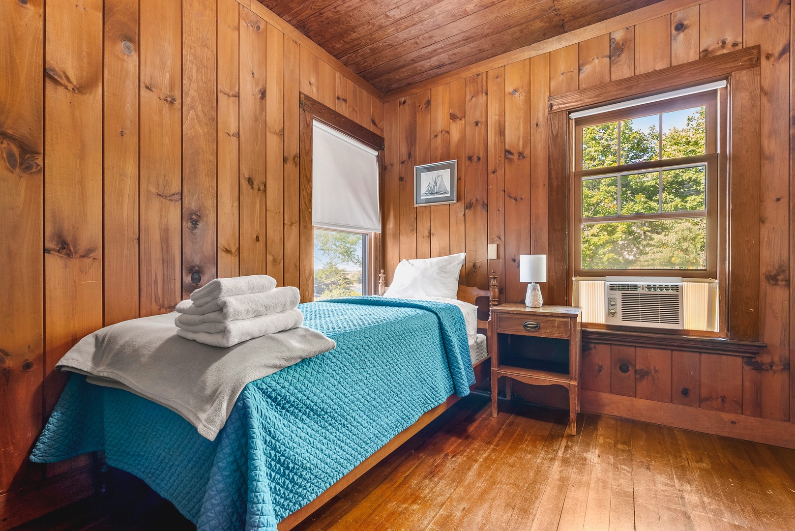 Single-Twin bedroom with 1 single twin bed