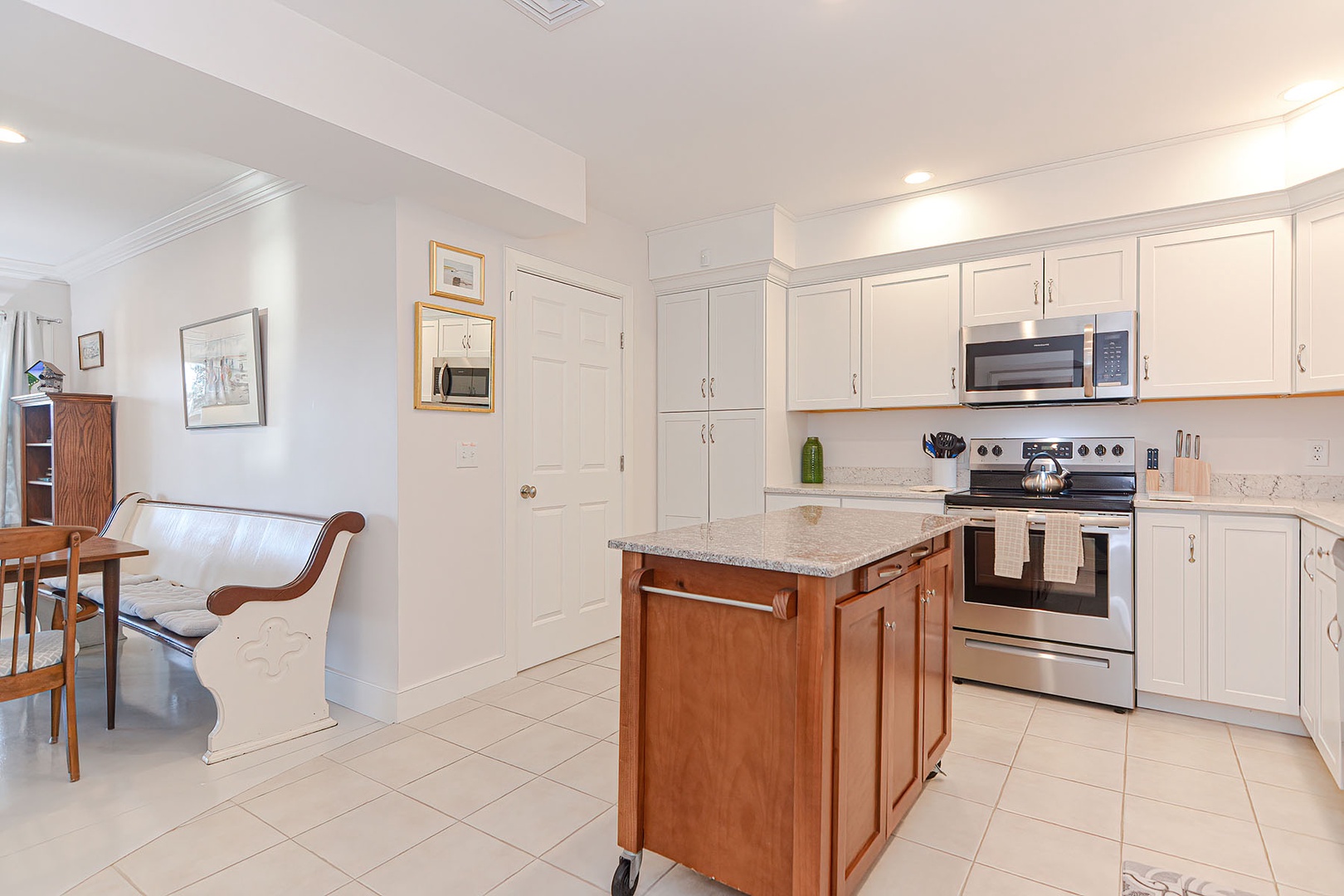 Fully equipped kitchen.