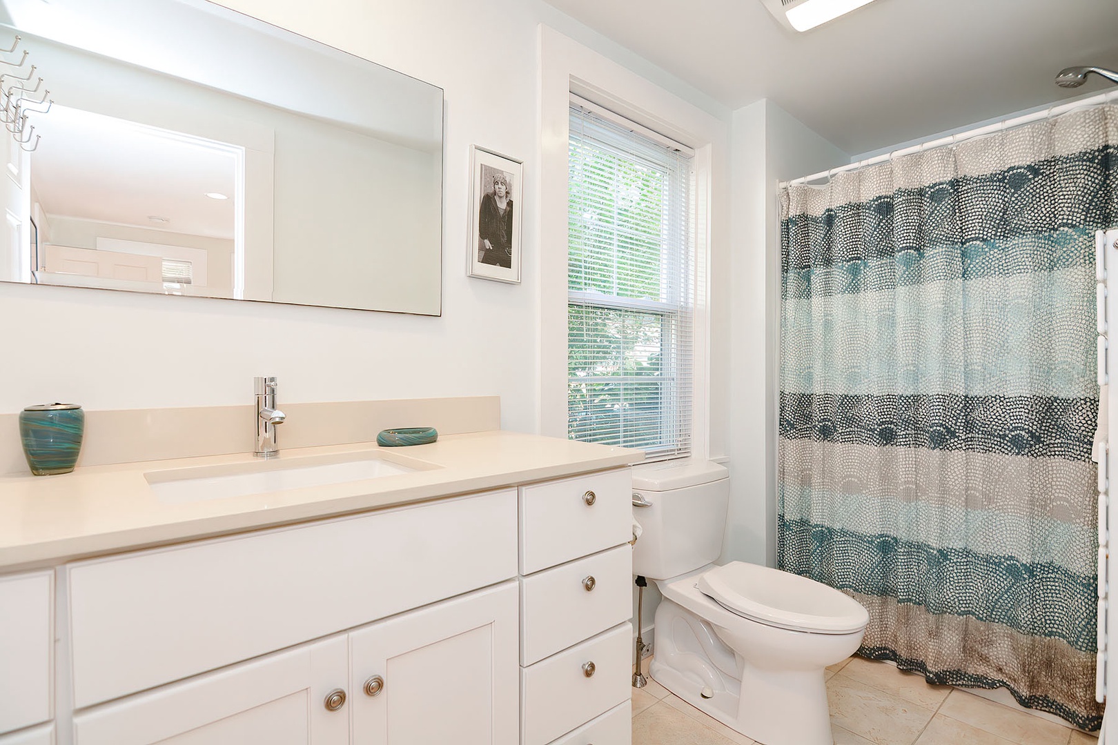 En suite full bath with tub/shower combo.