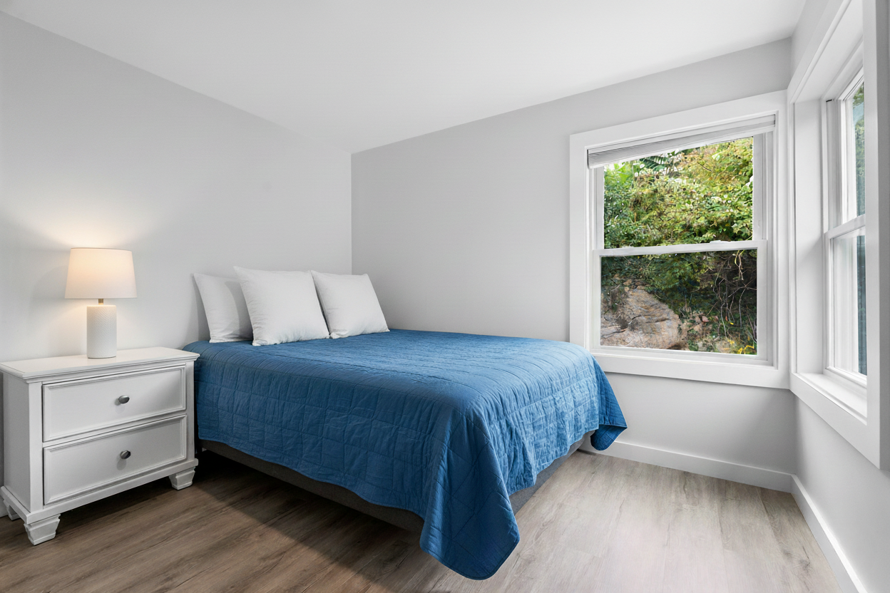 Primary bedroom with a queen bed.