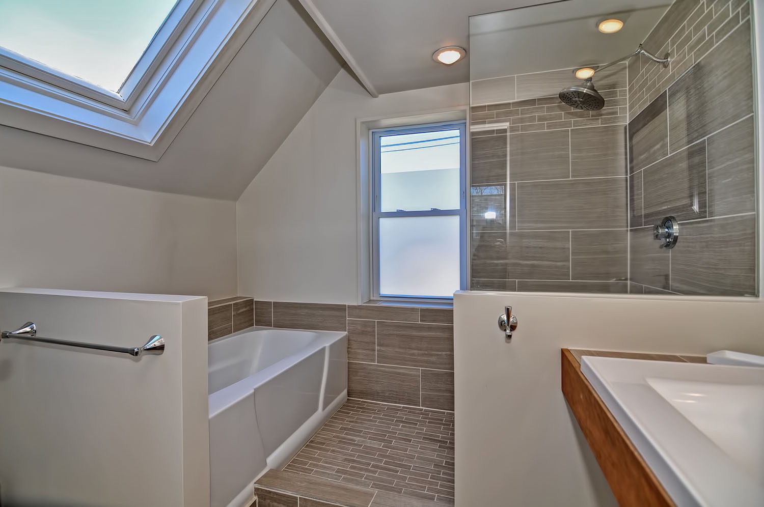 The full bath also has a soaking tub.