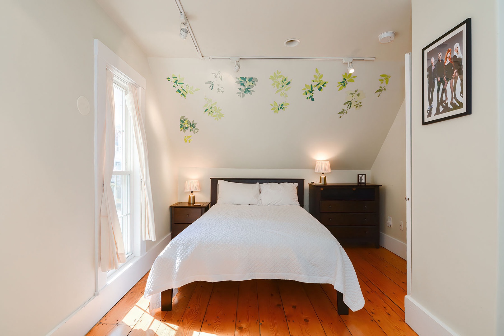 BR 3: A full-sized (double) bed.
