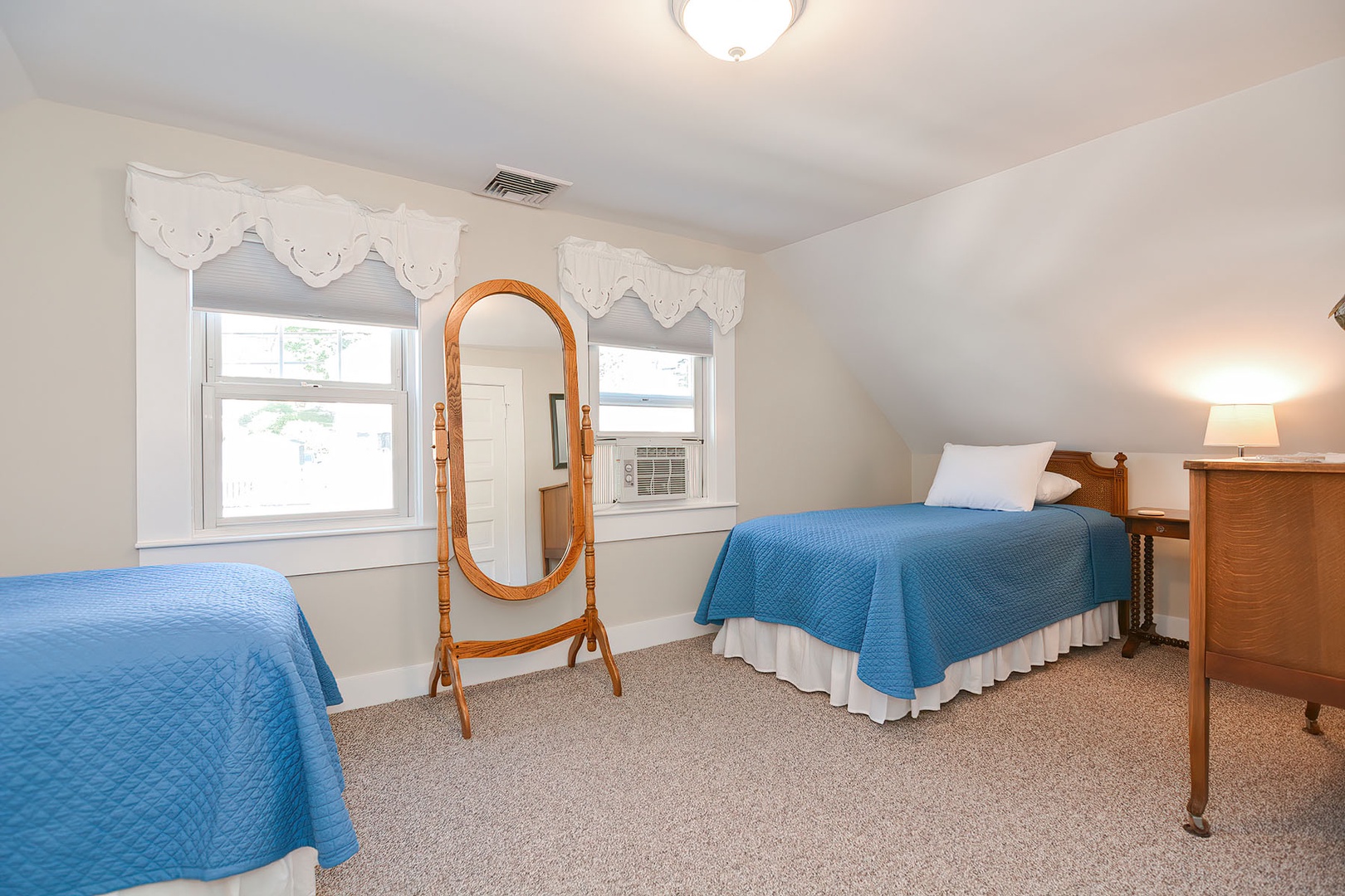 Bedroom 3 with two twin beds.