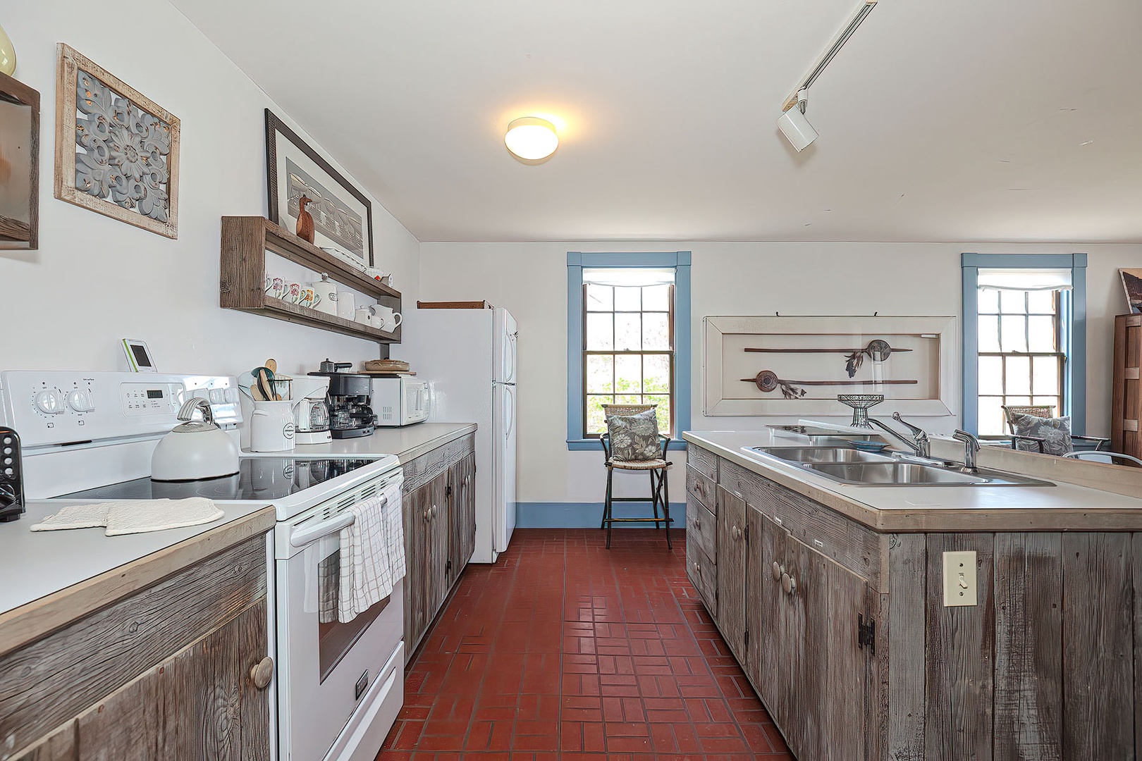 The "galley" kitchen doesn't feel small in this space.