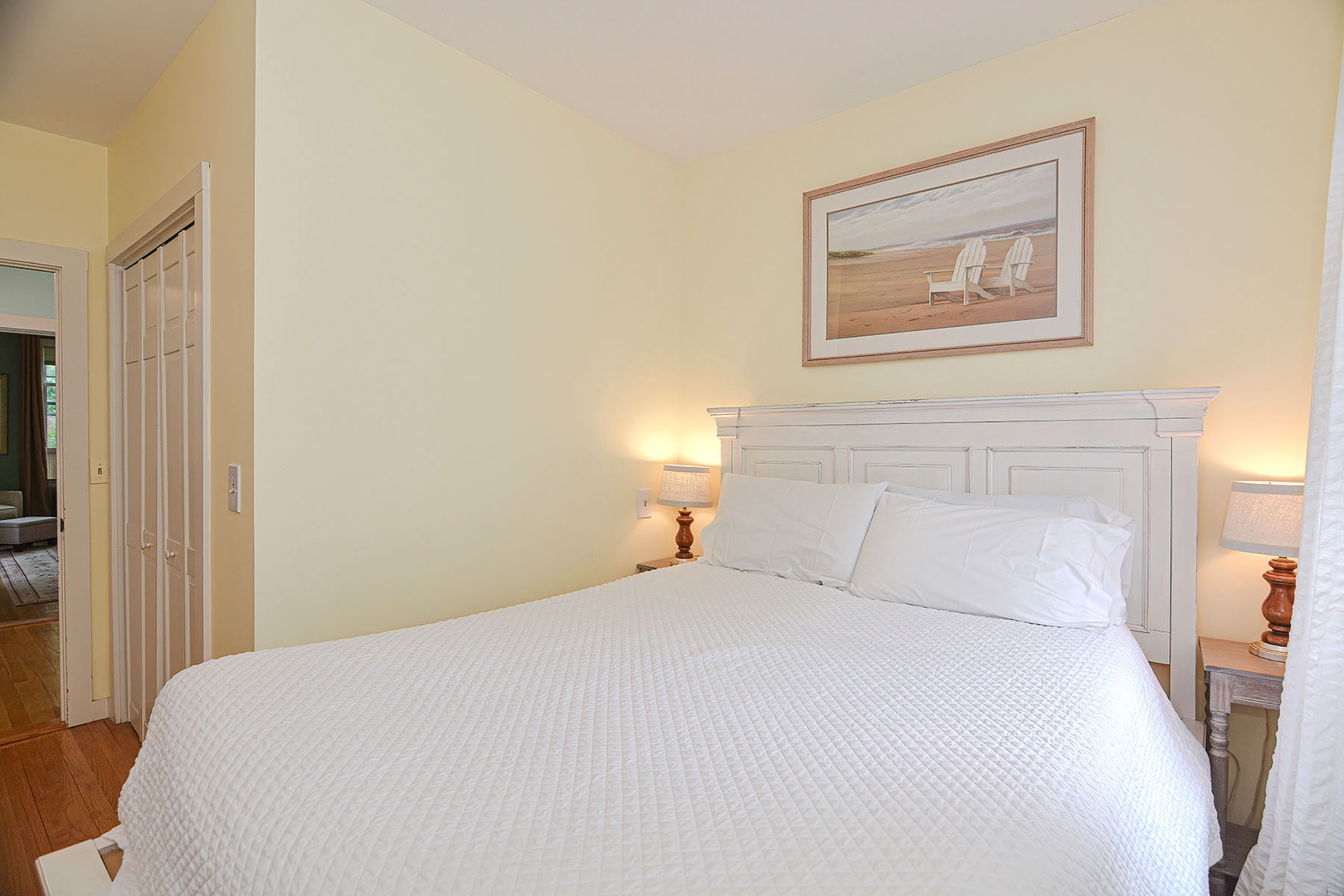 Has a queen bed.