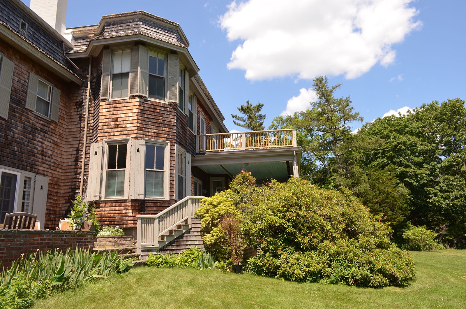 Access to the back porch and into the home via the back garden.