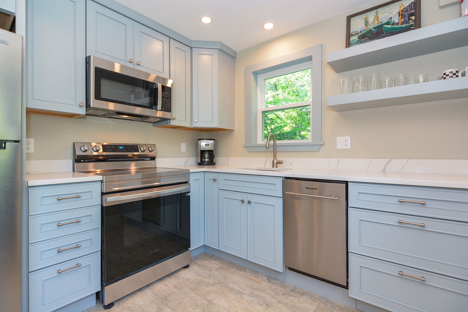 Fully equipped modern kitchen.