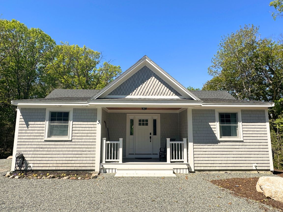 Front porch and entryway.