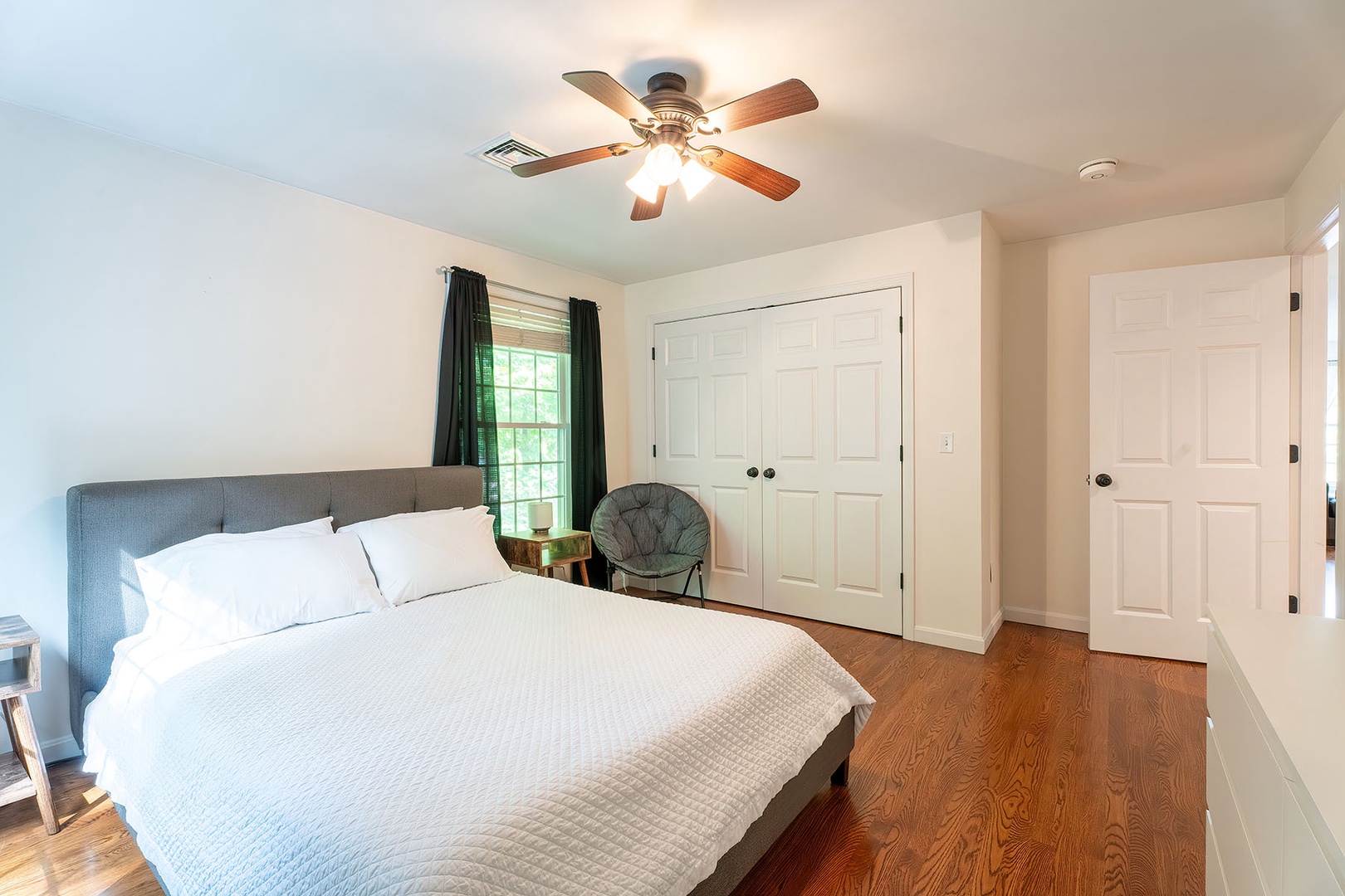 Apartment Queen bedroom #2