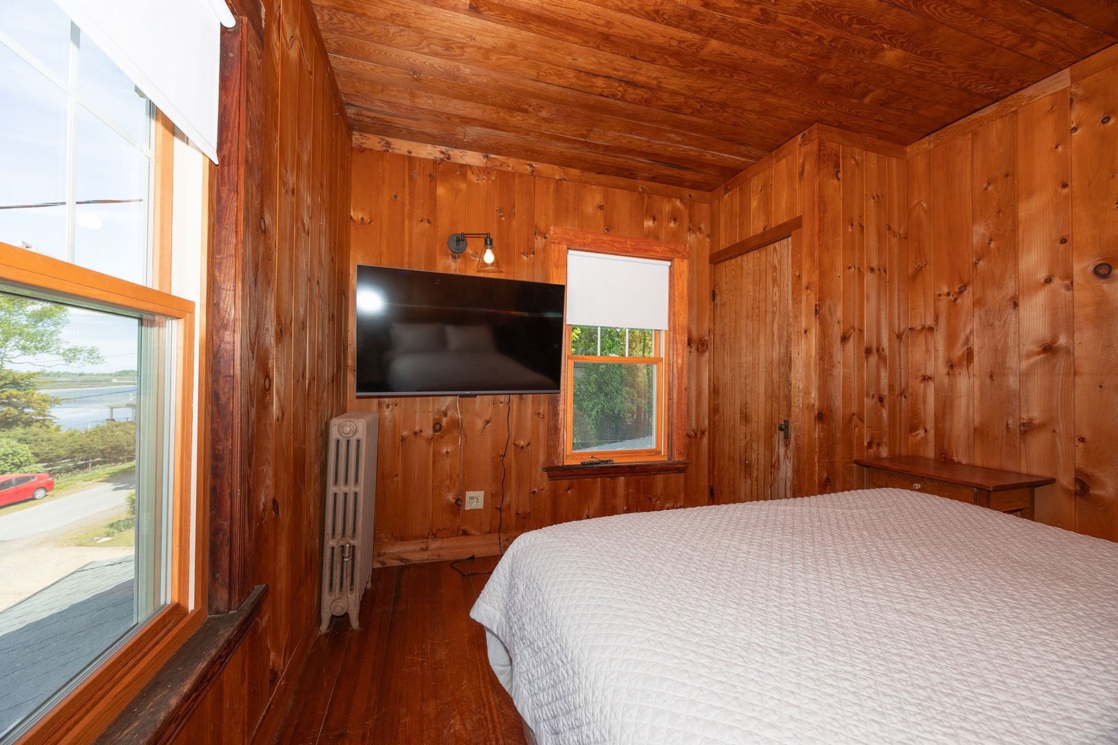 Queen Bedroom with TV with a beautiful views of the river through the windows.