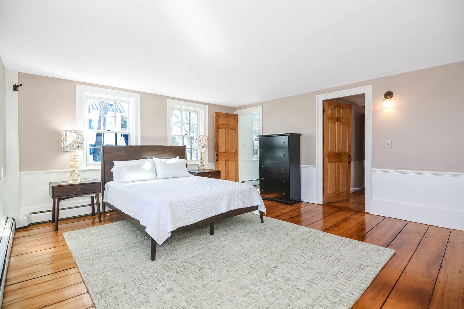 2nd level Queen bedroom.