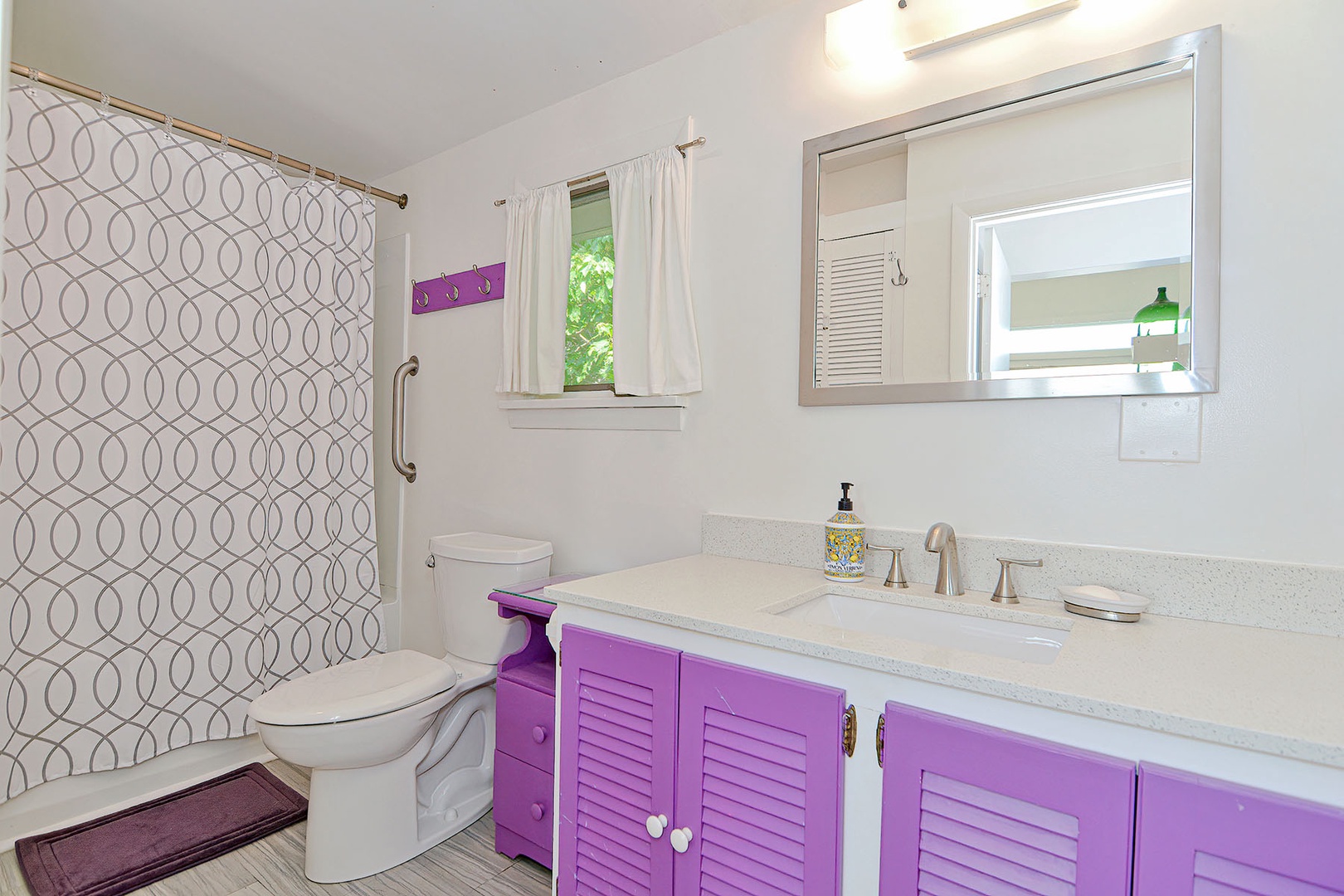 Second-floor full bath with tub/shower combo.