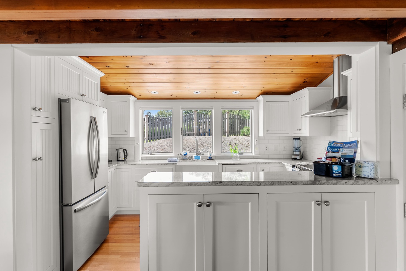 Fully equipped modern kitchen.