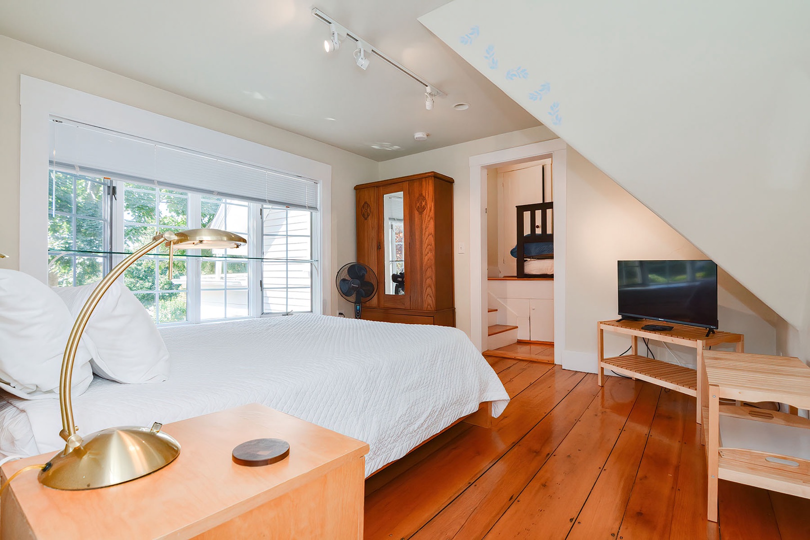 BR 4: Queen bedroom with bay windows, an AC unit, and a flatscreen TV.