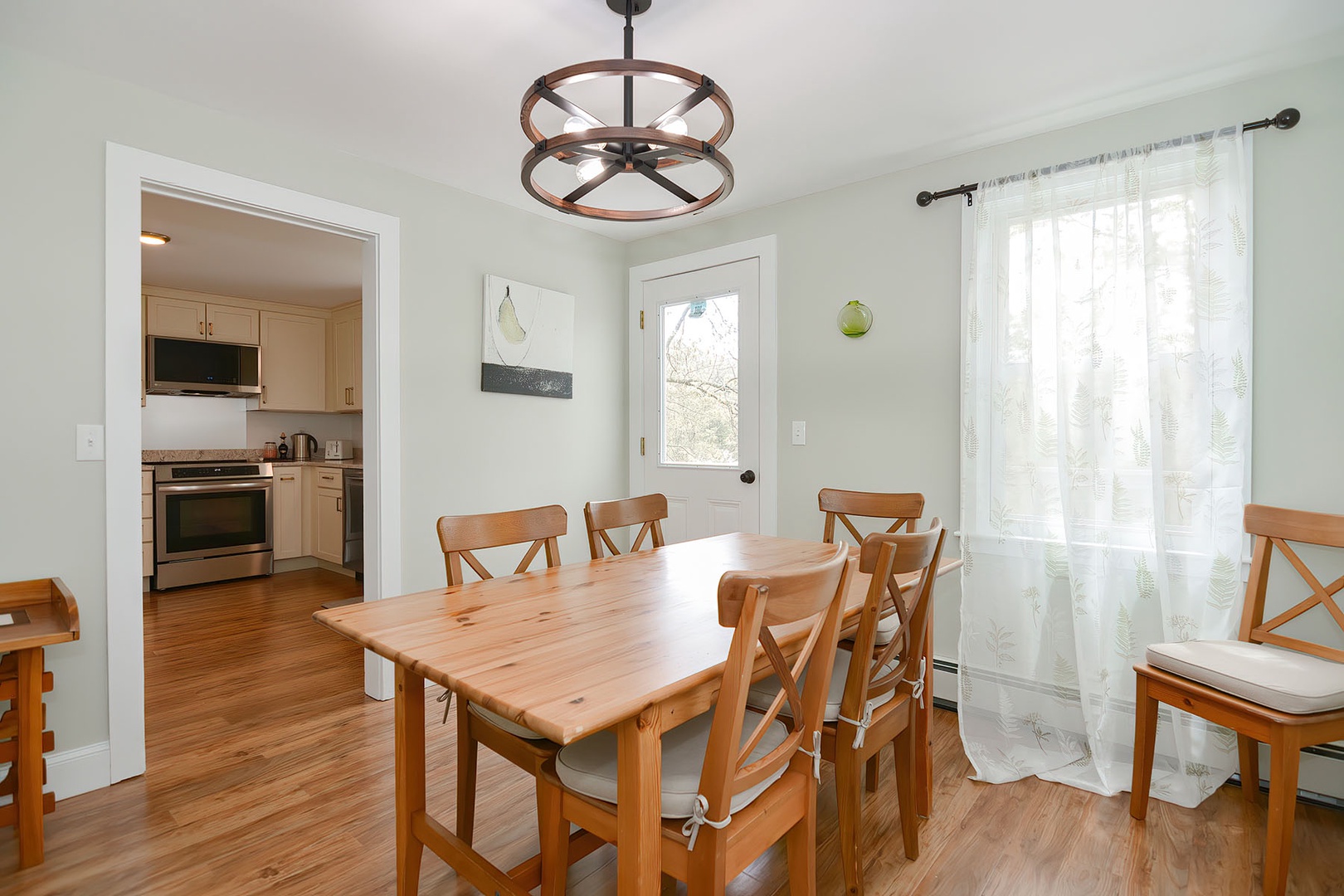 Dining room with 6 seats.