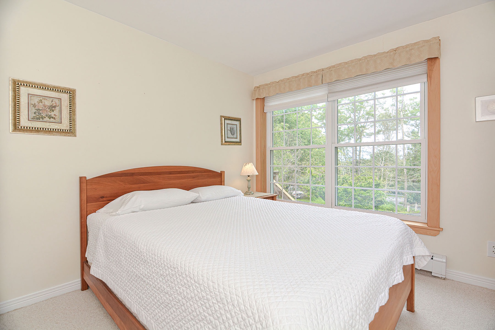 Queen bed.