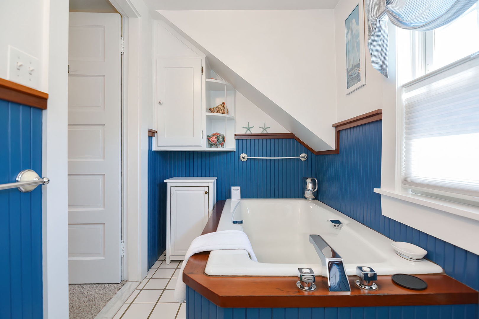 The second-floor bathroom features a large soaking tub (no shower).