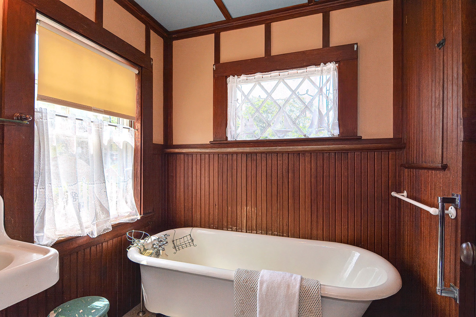 3rd level floor bath tub.