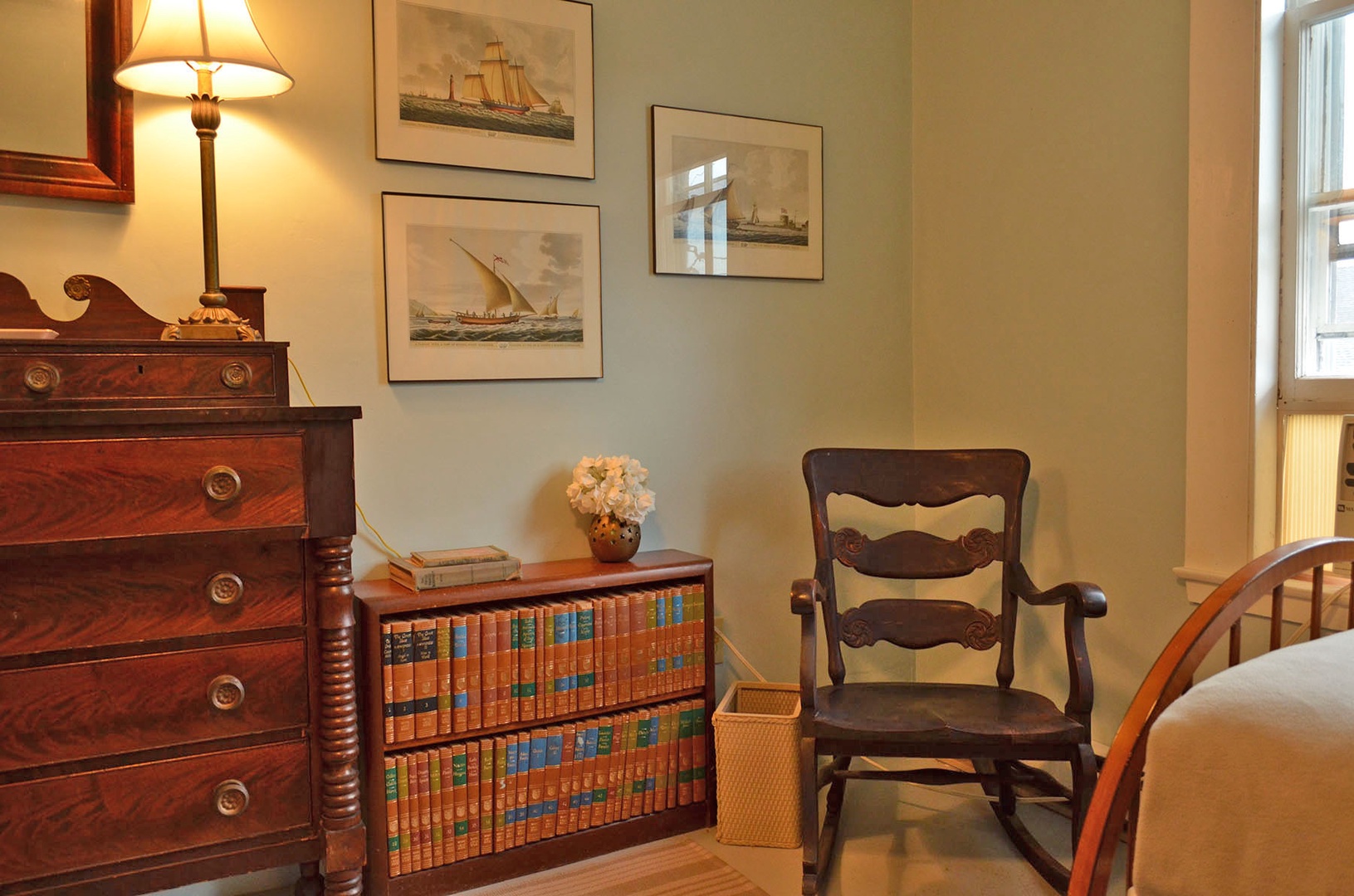 Colonial-style decor in the Twin bedroom.