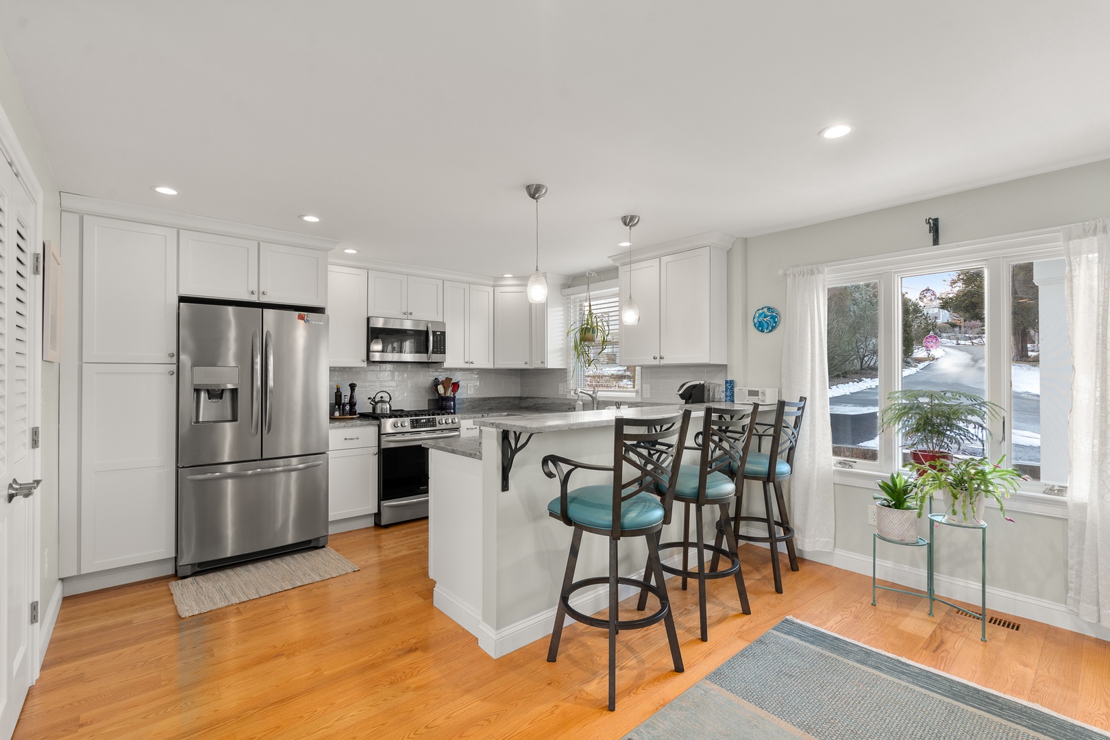 Fully-equipped eat-in kitchen.