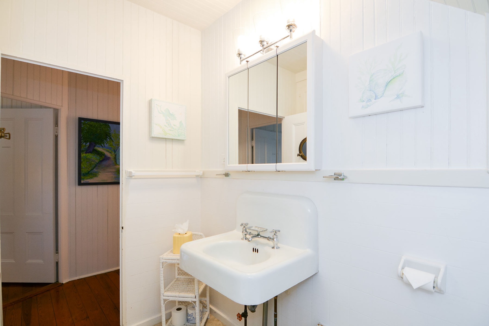 Upstairs full bath.