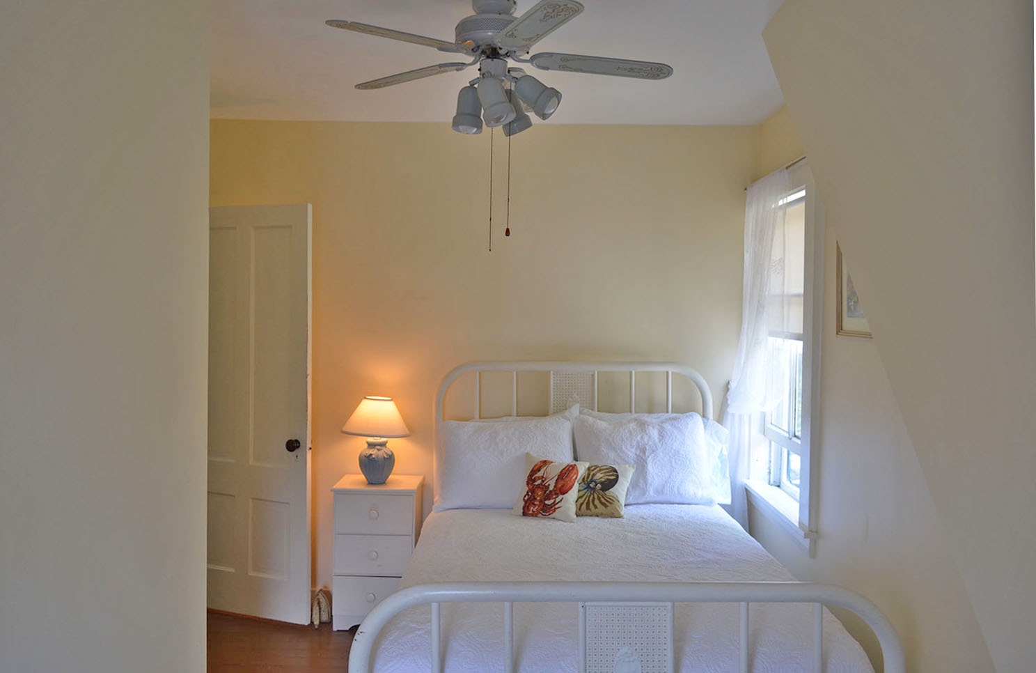 Bedroom 2: Double bed & ceiling fan.