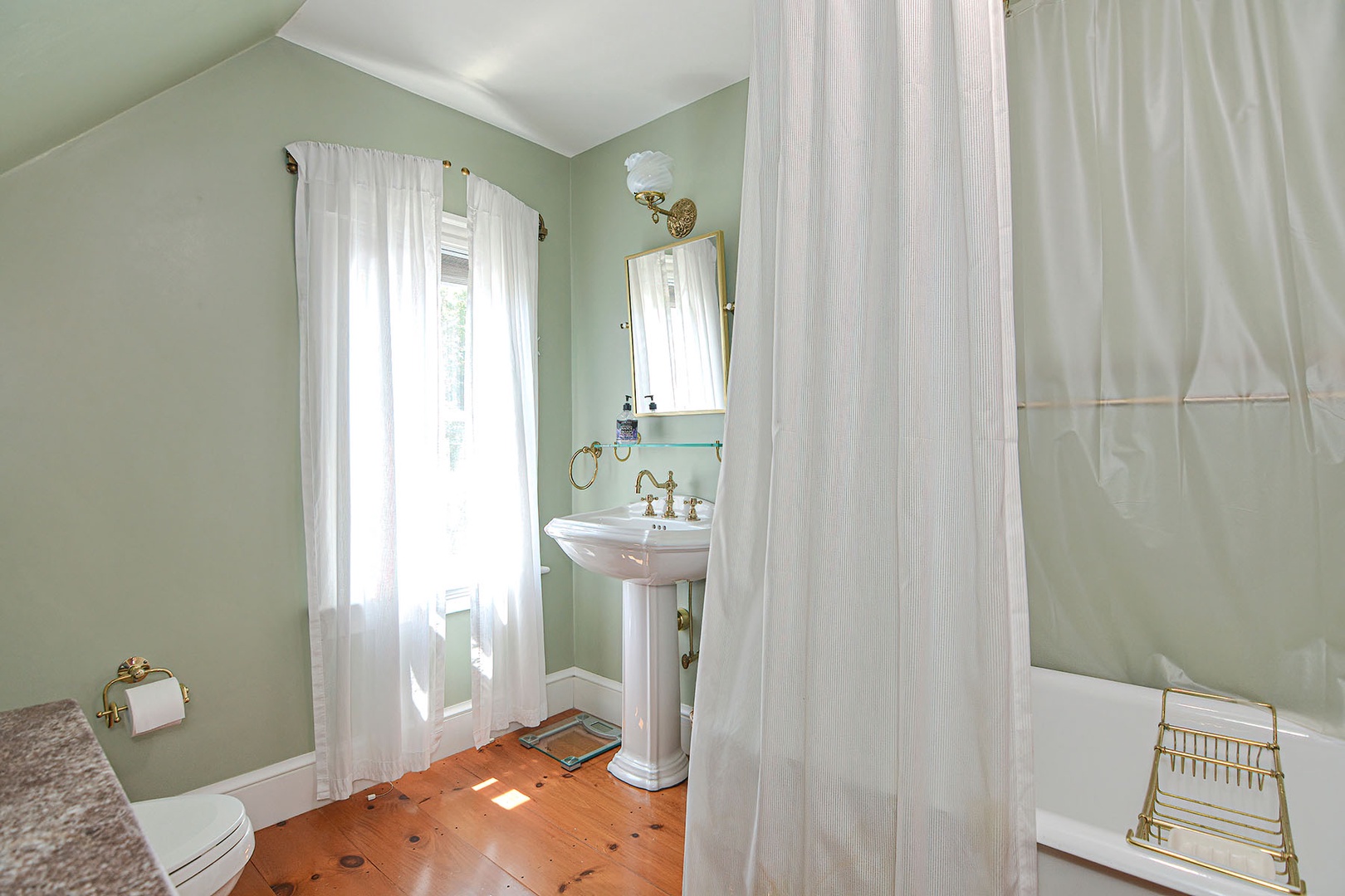 Upstairs hall bathroom