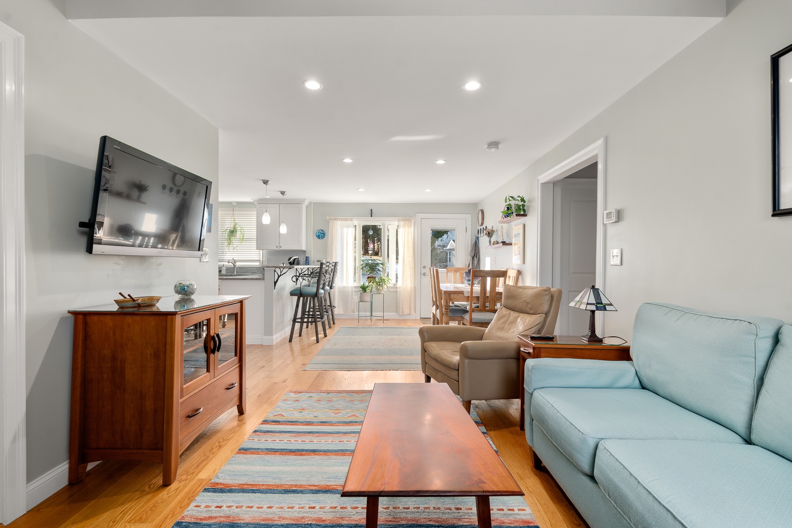 Open plan living room, kitchen and dining area.