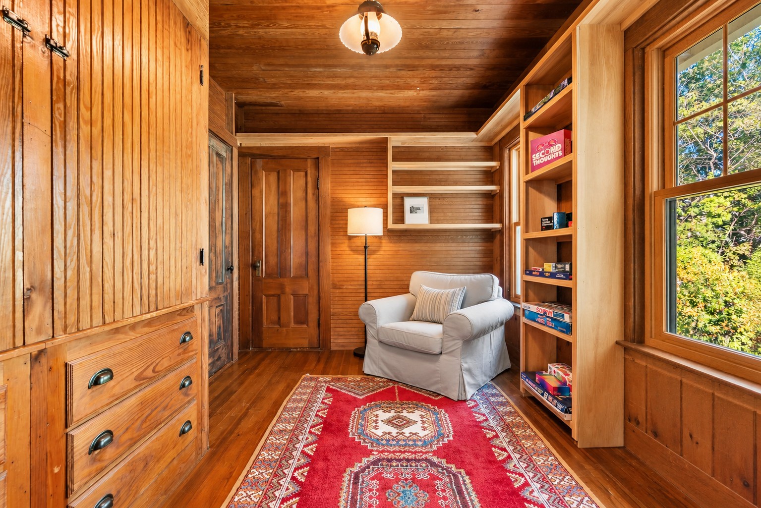 Sitting room with books and games.