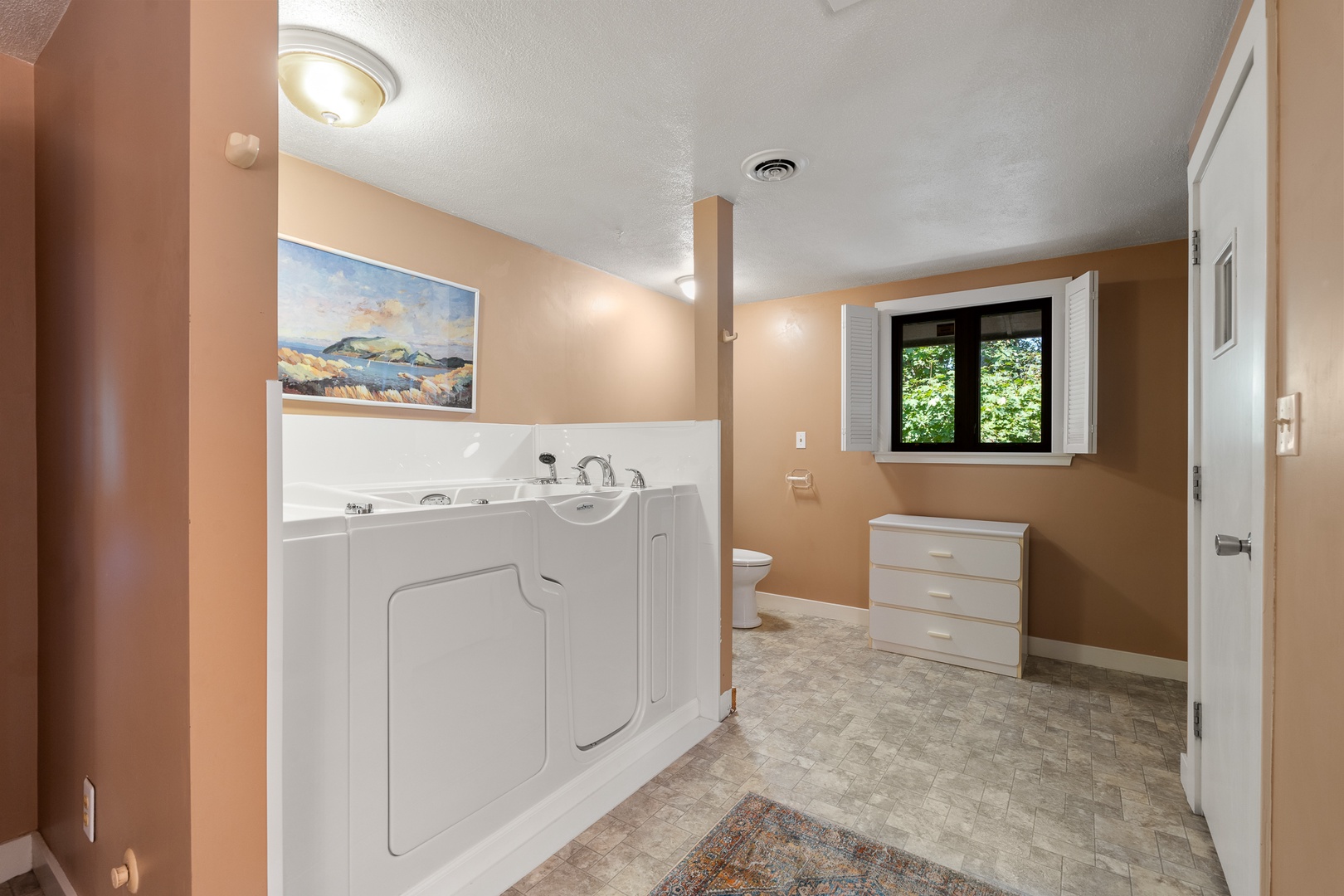 Full en-suite bathroom of the primary bedroom.