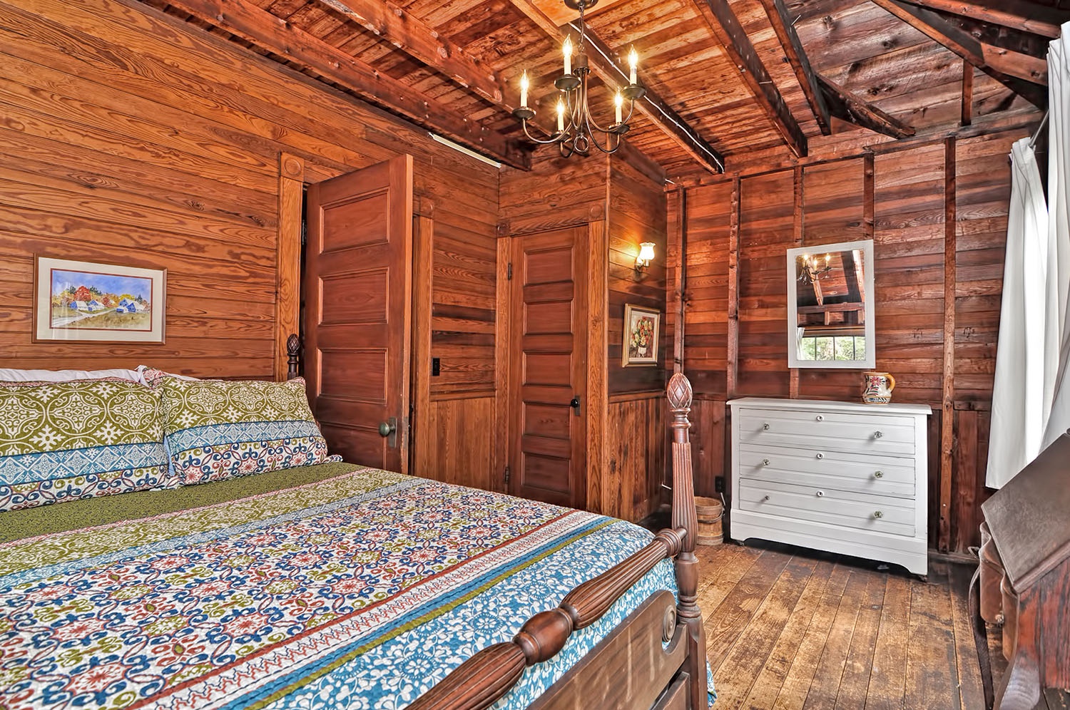 The Treehouse bedroom has a Queen bed.